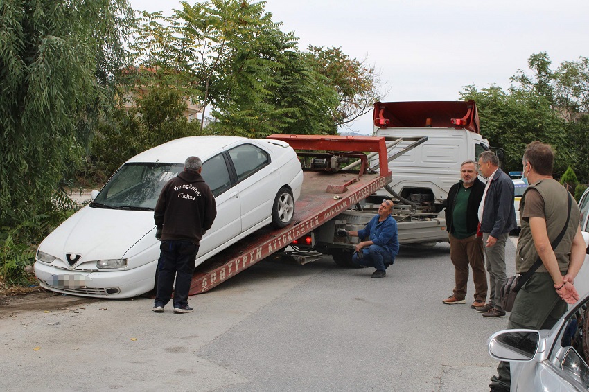Επιχείρηση απομάκρυνσης εγκαταλελειμμένων οχημάτων από τους δρόμους του Δήμου Κορδελιού Ευόσμου