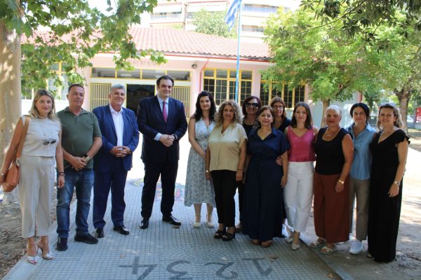 Σε σχολεία του Δήμου Κορδελιού - Ευόσμου που συμπεριλήφθηκαν στο πρόγραμμα «Μαριέττα Γιαννάκου» ο υπουργός Εθνικής Οικονομίας και Οικονομικών, Κυριάκος Πιερρακάκης