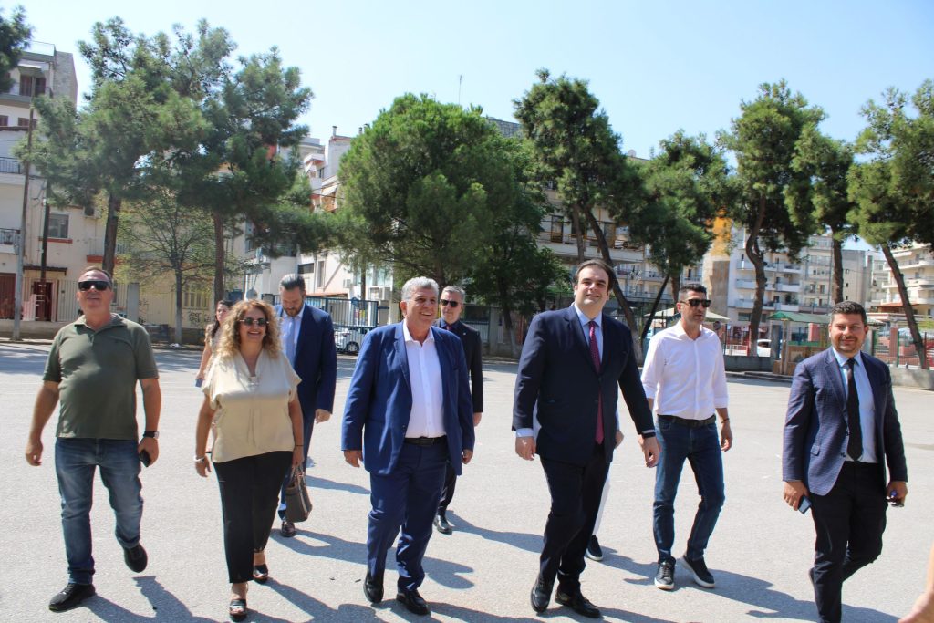 Σε σχολεία του Δήμου Κορδελιού - Ευόσμου που συμπεριλήφθηκαν στο πρόγραμμα «Μαριέττα Γιαννάκου» ο υπουργός Εθνικής Οικονομίας και Οικονομικών, Κυριάκος Πιερρακάκης