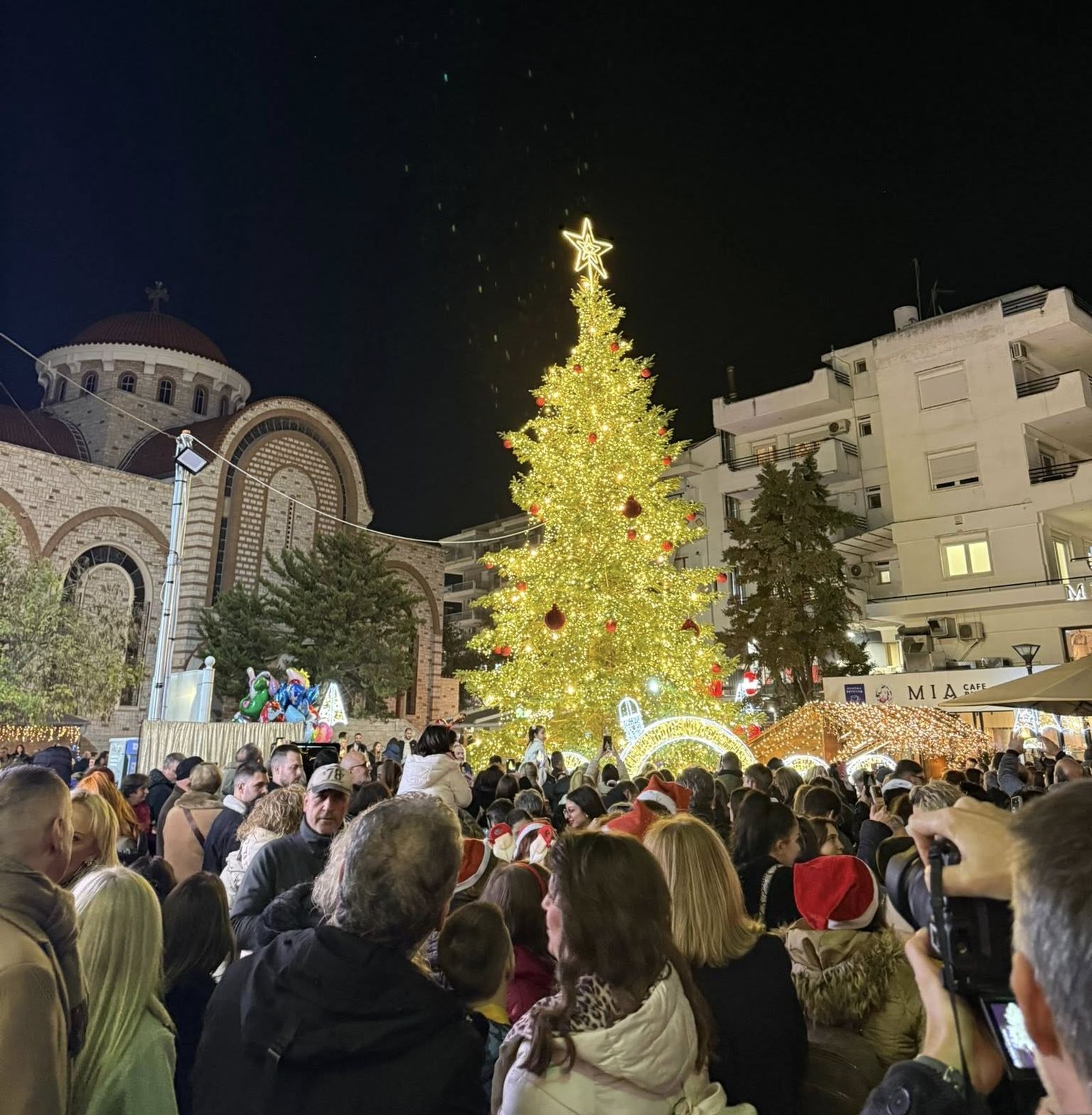 Άρωμα Ευρώπης στην κεντρική πλατεία του Ευόσμου Σε ιδιαίτερα γιορτινή ατμόσφαιρα άναψε το χριστουγεννιάτικο δέντρο