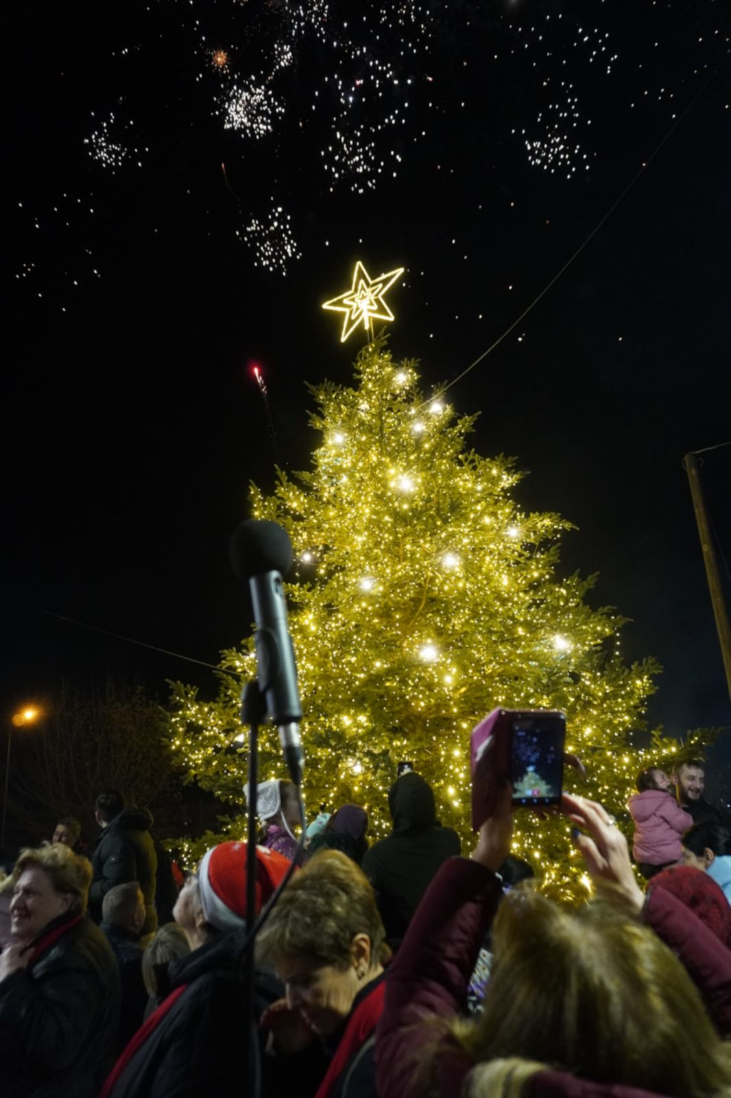 Σε μία απέραντη χριστουγεννιάτικη γιορτή μετατράπηκε η οδός Αντώνη Τρίτση