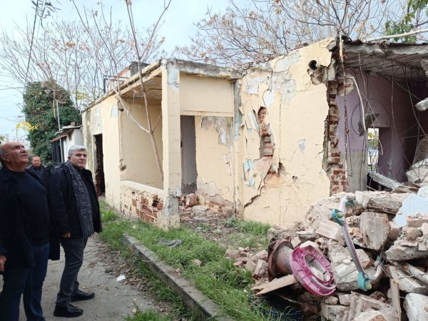 Συντονισμένη επιχείρηση κατεδάφισης ετοιμόρροπων και επικίνδυνων κτιρίων σε Εύοσμο και Ελευθέριο - Κορδελιό