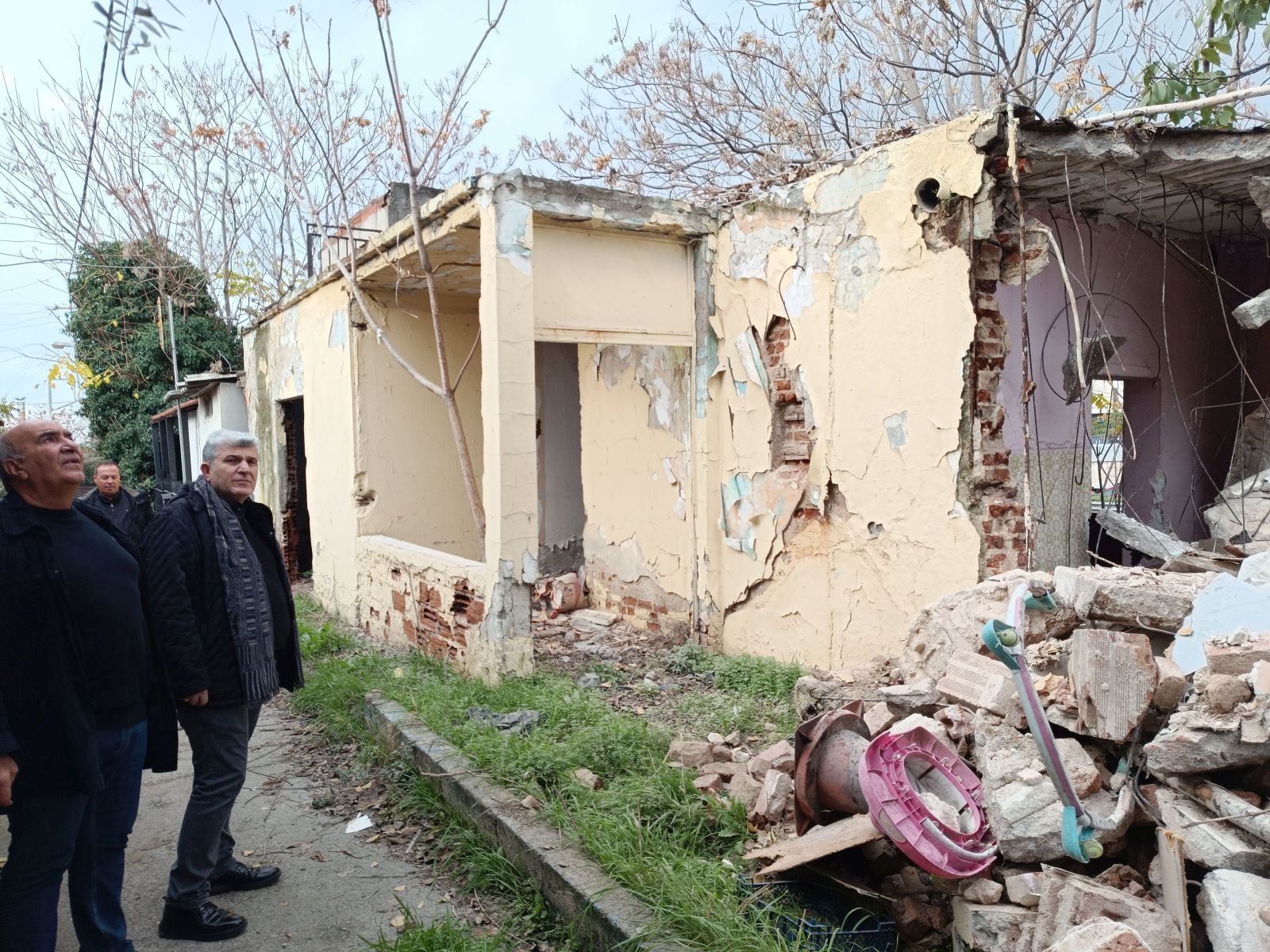 Συντονισμένη επιχείρηση κατεδάφισης ετοιμόρροπων και επικίνδυνων κτιρίων σε Εύοσμο και Ελευθέριο - Κορδελιό
