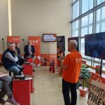 &Mu;&epsilon; &iota;&delta;&iota;&alpha;ί&tau;&epsilon;&rho;&omicron; &zeta;ή&lambda;&omicron; &kappa;&alpha;&iota; &pi;&rho;&omicron;&sigma;ή&lambda;&omega;&sigma;&eta; &epsilon;&kappa;&pi;&alpha;&iota;&delta;&epsilon;&upsilon;&tau;&iota;&kappa;&omicron;ί &sigma;&chi;&omicron;&lambda;&epsilon;ί&omega;&nu; &tau;&eta;&sigmaf; &Pi;&rho;&omega;&tau;&omicron;&beta;ά&theta;&mu;&iota;&alpha;&sigmaf; &kappa;&alpha;&iota; &Delta;&epsilon;&upsilon;&tau;&epsilon;&rho;&omicron;&beta;ά&theta;&mu;&iota;&alpha;&sigmaf; &Epsilon;&kappa;&pi;&alpha;ί&delta;&epsilon;&upsilon;&sigma;&eta;&sigmaf;, &pi;&omicron;&upsilon; &epsilon;&delta;&rho;&epsilon;ύ&omicron;&upsilon;&nu; &sigma;&tau;&omicron;&nu; &Delta;ή&mu;&omicron; &Kappa;&omicron;&rho;&delta;&epsilon;&lambda;&iota;&omicron;ύ - &Epsilon;&upsilon;ό&sigma;&mu;&omicron;&upsilon;, &epsilon;&nu;&eta;&mu;&epsilon;&rho;ώ&nu;&omicron;&nu;&tau;&alpha;&iota; &alpha;&pi;ό &epsilon;&iota;&delta;&iota;&kappa;&omicron;ύ&sigmaf; &gamma;&iota;&alpha; &tau;&eta; &delta;&iota;&alpha;&chi;&epsilon;ί&rho;&iota;&sigma;&eta; &pi;&epsilon;&rho;ί&pi;&tau;&omega;&sigma;&eta;&sigmaf; &sigma;&epsilon;&iota;&sigma;&mu;&omicron;ύ &sigma;&epsilon; &sigma;&chi;&omicron;&lambda;&iota;&kappa;ό &pi;&epsilon;&rho;&iota;&beta;ά&lambda;&lambda;&omicron;&nu;. &Tau;&omicron; &epsilon;&pi;&iota;&mu;&omicron;&rho;&phi;&omega;&tau;&iota;&kappa;ό &pi;&rho;ό&gamma;&rho;&alpha;&mu;&mu;&alpha; VR &Delta;&rho;ά&sigma;&eta; - Ά&sigma;&kappa;&eta;&sigma;&eta; &Delta;&iota;&alpha;&chi;&epsilon;ί&rho;&iota;&sigma;&eta;&sigmaf; &Sigma;&epsilon;&iota;&sigma;&mu;&omicron;ύ &sigma;&epsilon; &Sigma;&chi;&omicron;&lambda;&iota;&kappa;ό &Epsilon;&iota;&kappa;&omicron;&nu;&iota;&kappa;ό &Pi;&epsilon;&rho;&iota;&beta;ά&lambda;&lambda;&omicron;&nu; &epsilon;ί&nu;&alpha;&iota; &kappa;&alpha;&iota;&nu;&omicron;&tau;ό&mu;&omicron;, &upsilon;&lambda;&omicron;&pi;&omicron;&iota;&epsilon;ί&tau;&alpha;&iota; &gamma;&iota;&alpha; &pi;&rho;ώ&tau;&eta; &phi;&omicron;&rho;ά &sigma;&tau;&eta; &Beta;ό&rho;&epsilon;&iota;&alpha; &Epsilon;&lambda;&lambda;ά&delta;&alpha; &kappa;&alpha;&iota; &gamma;&iota;&alpha; &delta;&epsilon;ύ&tau;&epsilon;&rho;&eta; &sigma;&tau;&eta; &chi;ώ&rho;&alpha;. &Tau;&omicron; &delta;&iota;&omicron;&rho;&gamma;&alpha;&nu;ώ&nu;&epsilon;&iota; &omicron; &Delta;ή&mu;&omicron;&sigmaf; &Kappa;&omicron;&rho;&delta;&epsilon;&lambda;&iota;&omicron;ύ - &Epsilon;&upsilon;ό&sigma;&mu;&omicron;&upsilon;, &delta;&iota;&alpha; &tau;&eta;&sigmaf; &Alpha;&nu;&tau;&iota;&delta;&eta;&mu;&alpha;&rho;&chi;ί&alpha;&sigmaf; &Pi;&omicron;&lambda;&iota;&tau;&iota;&sigma;&mu;&omicron;ύ, &Epsilon;&theta;&epsilon;&lambda;&omicron;&nu;&tau;&iota;&sigma;&mu;&omicron;ύ &kappa;&alpha;&iota; &Pi;&omicron;&lambda;&iota;&tau;&iota;&kappa;ή&sigmaf; &Pi;&rho;&omicron;&sigma;&tau;&alpha;&sigma;ί&alpha;&sigmaf;, &sigma;&epsilon; &sigma;&upsilon;&nu;&epsilon;&rho;&gamma;&alpha;&sigma;ί&alpha; &mu;&epsilon; &tau;&iota;&sigmaf; &Delta;&iota;&epsilon;&upsilon;&theta;ύ&nu;&sigma;&epsilon;&iota;&sigmaf; &Pi;&rho;&omega;&tau;&omicron;&beta;ά&theta;&mu;&iota;&alpha;&sigmaf; &kappa;&alpha;&iota; &Delta;&epsilon;&upsilon;&tau;&epsilon;&rho;&omicron;&beta;ά&theta;&mu;&iota;&alpha;&sigmaf; &Epsilon;&kappa;&pi;&alpha;ί&delta;&epsilon;&upsilon;&sigma;&eta;&sigmaf; &Delta;&upsilon;&tau;&iota;&kappa;ή&sigmaf; &Theta;&epsilon;&sigma;&sigma;&alpha;&lambda;&omicron;&nu;ί&kappa;&eta;&sigmaf;. &Sigma;&tau;&omicron; &pi;&lambda;&alpha;ί&sigma;&iota;&omicron; &tau;&omicron;&upsilon; &pi;&rho;&omicron;&gamma;&rho;ά&mu;&mu;&alpha;&tau;&omicron;&sigmaf;, &tau;&omicron; &omicron;&pi;&omicron;ί&omicron; &xi;&epsilon;&kappa;ί&nu;&eta;&sigma;&epsilon; &sigma;&tau;&iota;&sigmaf; 20 &Alpha;&pi;&rho;&iota;&lambda;ί&omicron;&upsilon; &kappa;&alpha;&iota; &theta;&alpha; &delta;&iota;&alpha;&rho;&kappa;έ&sigma;&epsilon;&iota; &mu;έ&chi;&rho;&iota; &tau;&iota;&sigmaf; 4 &Mu;&alpha;ΐ&omicron;&upsilon;, &omicron;&iota; &epsilon;&kappa;&pi;&alpha;&iota;&delta;&epsilon;&upsilon;&tau;&iota;&kappa;&omicron;ί &epsilon;&nu;&eta;&mu;&epsilon;&rho;ώ&nu;&omicron;&nu;&tau;&alpha;&iota; &alpha;&nu;ά &omicron;&mu;ά&delta;&epsilon;&sigmaf; &tau;&omega;&nu; &tau;&epsilon;&sigma;&sigma;ά&rho;&omega;&nu; &alpha;&tau;ό&mu;&omega;&nu;. &Kappa;&alpha;&theta;&eta;&mu;&epsilon;&rho;&iota;&nu;ά &epsilon;&pi;&iota;&mu;&omicron;&rho;&phi;ώ&nu;&omicron;&nu;&tau;&alpha;&iota; &epsilon;ί&kappa;&omicron;&sigma;&iota; &epsilon;&kappa;&pi;&alpha;&iota;&delta;&epsilon;&upsilon;&tau;&iota;&kappa;&omicron;ί, &epsilon;&nu;ώ &omicron;&iota; &epsilon;&nu;&eta;&mu;&epsilon;&rho;ώ&sigma;&epsilon;&iota;&sigmaf; &gamma;ί&nu;&omicron;&nu;&tau;&alpha;&iota; &sigma;&tau;&omicron; &Pi;&omicron;&lambda;&upsilon;&lambda;&epsilon;&iota;&tau;&omicron;&upsilon;&rho;&gamma;&iota;&kappa;ό &Kappa;έ&nu;&tau;&rho;&omicron; - &Theta;έ&alpha;&tau;&rho;&omicron; &laquo;&Mu;ί&kappa;&eta;&sigmaf; &Theta;&epsilon;&omicron;&delta;&omega;&rho;ά&kappa;&eta;&sigmaf;&raquo; (&sigma;&upsilon;&mu;&beta;&omicron;&lambda;ή &tau;&omega;&nu; &omicron;&delta;ώ&nu; &Pi;&alpha;&rho;&alpha;&tau;&sigma;ί&kappa;&omicron;&gamma;&lambda;&omicron;&upsilon; &kappa;&alpha;&iota; &Chi;&rho;&upsilon;&sigma;&omicron;&sigma;&tau;ό&mu;&omicron;&upsilon; &Sigma;&mu;ύ&rho;&nu;&eta;&sigmaf;, &Epsilon;&lambda;&epsilon;&upsilon;&theta;έ&rho;&iota;&omicron; - &Kappa;&omicron;&rho;&delta;&epsilon;&lambda;&iota;ό). &Omicron;&iota; &epsilon;&nu;&eta;&mu;&epsilon;&rho;&omega;&tau;&iota;&kappa;έ&sigmaf; &delta;&rho;ά&sigma;&epsilon;&iota;&sigmaf; &gamma;ί&nu;&omicron;&nu;&tau;&alpha;&iota; &mu;&epsilon; &tau;&eta; &chi;&rho;ή&sigma;&eta; &epsilon;&iota;&delta;&iota;&kappa;&omicron;ύ &lambda;&omicron;&gamma;&iota;&sigma;&mu;&iota;&kappa;&omicron;ύ &pi;&rho;&omicron;&gamma;&rho;ά&mu;&mu;&alpha;&tau;&omicron;&sigmaf; &kappa;&alpha;&iota; &tau;&eta; &mu;έ&theta;&omicron;&delta;&omicron; &tau;&eta;&sigmaf; &pi;&rho;&omicron;&sigma;&omicron;&mu;&omicron;ί&omega;&sigma;&eta;&sigmaf; &gamma;&epsilon;&gamma;&omicron;&nu;ό&tau;&omega;&nu; έ&kappa;&tau;&alpha;&kappa;&tau;&eta;&sigmaf; &alpha;&nu;ά&gamma;&kappa;&eta;&sigmaf;. &laquo;&Pi;&rho;&omicron;&sigma;&pi;&alpha;&theta;&omicron;ύ&mu;&epsilon; &nu;&alpha; &delta;ώ&sigma;&omicron;&upsilon;&mu;&epsilon; &tau;&eta; &delta;&upsilon;&nu;&alpha;&tau;ό&tau;&eta;&tau;&alpha; &sigma;&tau;&omicron;&upsilon;&sigmaf; &mu;&alpha;&theta;&eta;&tau;έ&sigmaf; &mu;&alpha;&sigmaf;, &mu;έ&sigma;&alpha; &alpha;&pi;ό &tau;&eta;&nu; &epsilon;&kappa;&pi;&alpha;ί&delta;&epsilon;&upsilon;&sigma;&eta; &tau;&omega;&nu; &delta;&alpha;&sigma;&kappa;ά&lambda;&omega;&nu; &tau;&omicron;&upsilon;&sigmaf;, &nu;&alpha; &alpha;&pi;&omicron;&kappa;&tau;ή&sigma;&omicron;&upsilon;&nu; &tau;&eta;&nu; &alpha;&pi;&alpha;&rho;&alpha;ί&tau;&eta;&tau;&eta; &gamma;&nu;ώ&sigma;&eta;, ώ&sigma;&tau;&epsilon; &nu;&alpha; &alpha;&nu;&tau;&iota;&mu;&epsilon;&tau;&omega;&pi;ί&zeta;&omicron;&upsilon;&nu; &phi;&upsilon;&sigma;&iota;&kappa;έ&sigmaf; &kappa;&alpha;&tau;&alpha;&sigma;&tau;&rho;&omicron;&phi;έ&sigmaf;. &Mu;ί&alpha; &alpha;&pi;ό &alpha;&upsilon;&tau;έ&sigmaf; &kappa;&alpha;&iota; &mu;ά&lambda;&iota;&sigma;&tau;&alpha; &iota;&delta;&iota;&alpha;ί&tau;&epsilon;&rho;&alpha; &delta;ύ&sigma;&kappa;&omicron;&lambda;&eta;, &epsilon;ί&nu;&alpha;&iota; &omicron; &sigma;&epsilon;&iota;&sigma;&mu;ό&sigmaf;. &Omicron; &Delta;ή&mu;&omicron;&sigmaf; &Kappa;&omicron;&rho;&delta;&epsilon;&lambda;&iota;&omicron;ύ - &Epsilon;&upsilon;ό&sigma;&mu;&omicron;&upsilon; &epsilon;ί&nu;&alpha;&iota; &omicron; &pi;&rho;ώ&tau;&omicron;&sigmaf; &delta;ή&mu;&omicron;&sigmaf; &sigma;&tau;&eta; &Beta;ό&rho;&epsilon;&iota;&alpha; &Epsilon;&lambda;&lambda;ά&delta;&alpha; &pi;&omicron;&upsilon; &delta;&iota;&omicron;&rho;&gamma;&alpha;&nu;ώ&nu;&epsilon;&iota; έ&nu;&alpha; &tau;έ&tau;&omicron;&iota;&omicron; &epsilon;&pi;&iota;&mu;&omicron;&rho;&phi;&omega;&tau;&iota;&kappa;ό &pi;&rho;ό&gamma;&rho;&alpha;&mu;&mu;&alpha;. &Epsilon;&pi;&iota;&mu;&omicron;&rho;&phi;ώ&nu;&omicron;&upsilon;&mu;&epsilon; &tau;&omicron;&upsilon;&sigmaf; &epsilon;&kappa;&pi;&alpha;&iota;&delta;&epsilon;&upsilon;&tau;&iota;&kappa;&omicron;ύ&sigmaf; &mu;&alpha;&sigmaf;, ώ&sigma;&tau;&epsilon; &nu;&alpha; &pi;&rho;&omicron;&sigma;&phi;έ&rho;&omicron;&upsilon;&nu; &sigma;&tau;&alpha; &pi;&alpha;&iota;&delta;&iota;ά &mu;&alpha;&sigmaf; &kappa;ά&theta;&epsilon; &delta;&upsilon;&nu;&alpha;&tau;ή &upsilon;&pi;&omicron;&sigma;&tau;ή&rho;&iota;&xi;&eta; &kappa;&alpha;&iota; &beta;&omicron;ή&theta;&epsilon;&iota;&alpha; &sigma;&epsilon; &pi;&epsilon;&rho;ί&pi;&tau;&omega;&sigma;&eta; &sigma;&epsilon;&iota;&sigma;&mu;&omicron;ύ&raquo;, &alpha;&nu;&alpha;&phi;έ&rho;&epsilon;&iota; &omicron; &delta;ή&mu;&alpha;&rho;&chi;&omicron;&sigmaf; &Kappa;&omicron;&rho;&delta;&epsilon;&lambda;&iota;&omicron;ύ - &Epsilon;&upsilon;ό&sigma;&mu;&omicron;&upsilon;, &Lambda;&epsilon;&upsilon;&tau;έ&rho;&eta;&sigmaf; &Alpha;&lambda;&epsilon;&xi;&alpha;&nu;&delta;&rho;ί&delta;&eta;&sigmaf;.